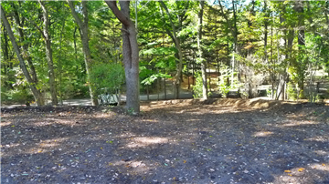 敷地内アプローチ（西側前面道路側を撮影）