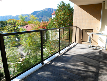 バルコニーにテーブルセットを置いて、お過ごしになれます