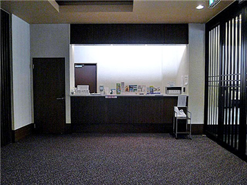 フロントはエントランスホールにあります