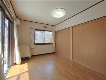 洋室を居室入口より撮影