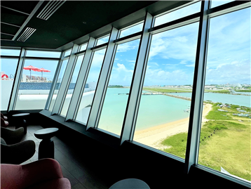 管制塔をイメージしたスカイラウンジからの眺望