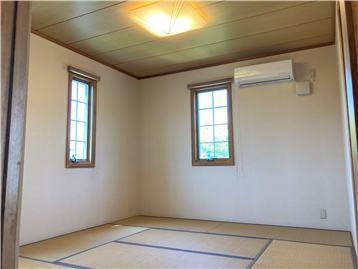 二面開口の和室（入口から撮影）