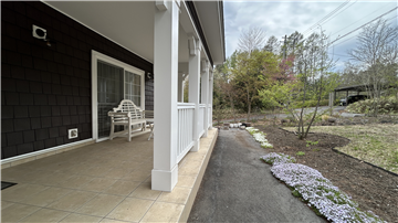 カバードポーチと西側庭園の芝桜