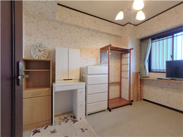 洋室を居室入口より撮影