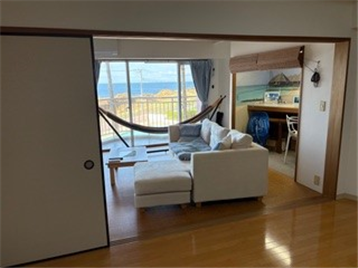 リビングダイニングから西方向に洋室を望む