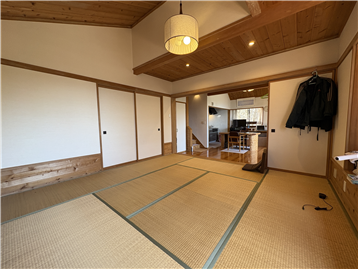 勾配天井で開放的な和室