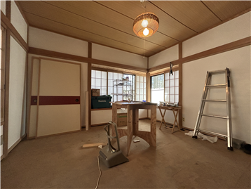 南と西の２面開口の和室１（畳撤去済み）