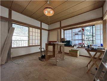 北と東と南の３面開口の和室２（畳撤去済み）
