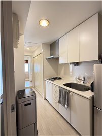 キッチンから洗面室、浴室方向を撮影