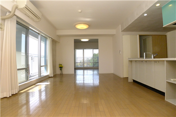 南側に窓があり風通しよいＬＤＫ／和室前より撮影