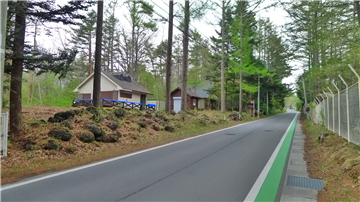 前面道路（北東方向を撮影）
