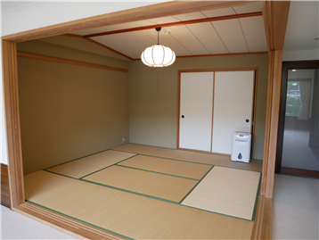 和室（押入付き）舟底天井で趣きがあります