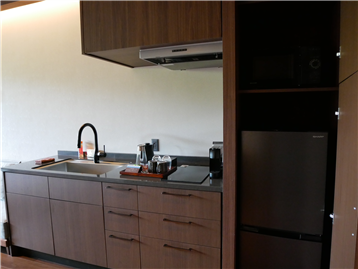 お部屋には簡易キッチンと冷蔵庫、電子レンジがございます。