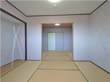 バルコニー側より室内を撮影