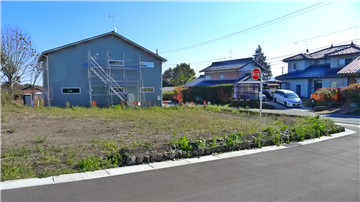 西側道路から見た敷地(南東側を撮影)