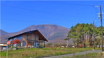 敷地内から望む浅間山(北西を望む)