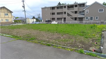 北西側道路から見た敷地