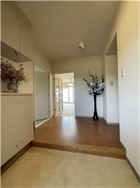 玄関より廊下方向を撮影