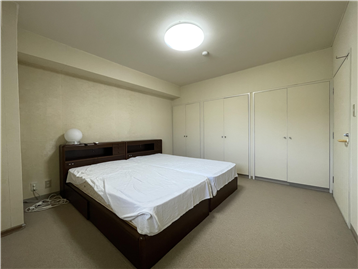 洋室は物入と洋服入が備わっています