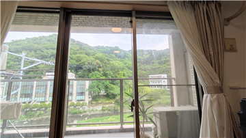 リビングからは千歳川と山々の緑で癒される眺望です