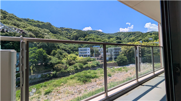 リビングからは千歳川と山々の緑で癒される眺望です