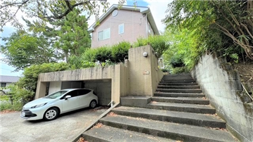 建物外観／アプローチ階段より撮影