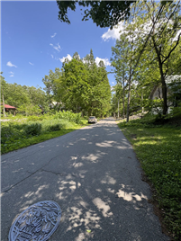 北東側前面道路／南東方向を撮影