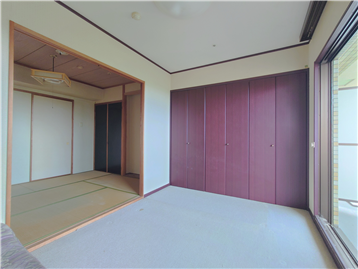 洋室の東角より和室方向