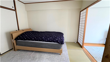 約5.4畳の和室／西側より撮影