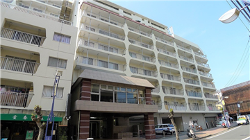 マンション外観／エントランス側
