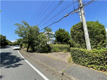 敷地（古家付）／前面道路南西方向より撮影