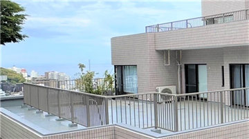 マンション北西側よりルーフバルコニーを撮影