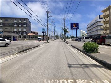 南東側に接する前面道路／南西から北東方向を撮影