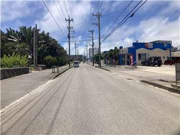 南東側に接する前面道路／北東から南西方向を撮影