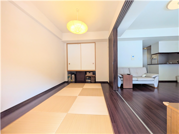 約5.5畳の和室／半畳畳を使用し趣があります