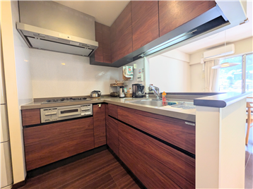 上下収納を備えたキッチン