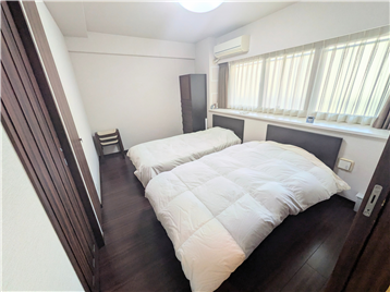 約7.0畳の洋室／ウォークスルークローゼットを備えています