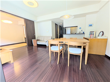 リビングダイニング／バルコニーよりキッチン方向を撮影