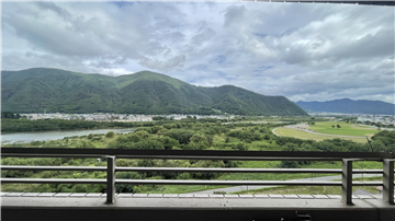 バルコニーより千曲川を望みます。