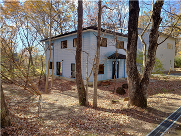 接面道路の北東側より敷地内建物方向