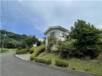 前面道路西側より敷地を撮影（古家付）