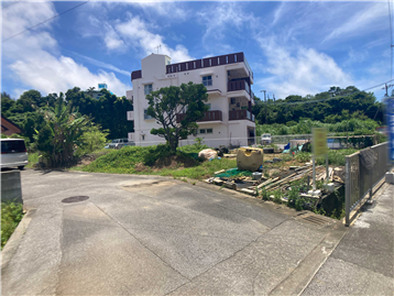 北東側から私道共有部分（手前）、敷地（右奥）を撮影