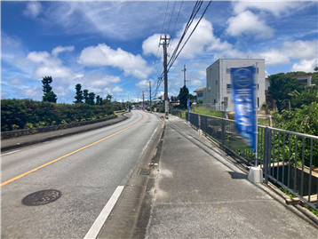 敷地に接道する「恩納サンセット海道」／北東方向を撮影