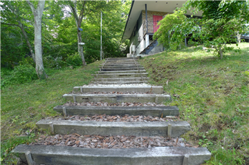 建物に続くアプローチ階段