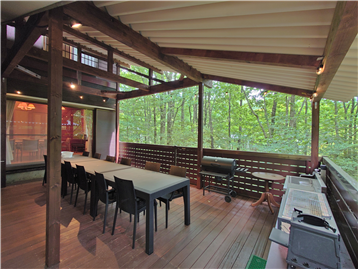 屋根付きで雨天時でも使用可能なウッドデッキ
