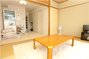和室・ダイニングキッチン／和室よりキッチン方向を撮影