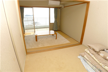 ダイニングキッチンから和室越しに眺望を楽しむ
