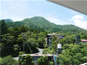バルコニー正面（南西）からの箱根外輪山の眺望