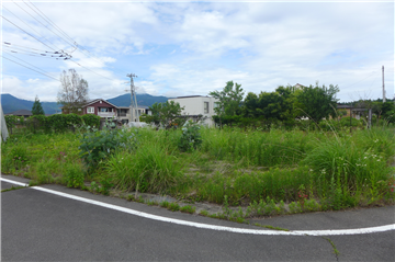 西側前面道路より敷地を撮影（北東方向を撮影）