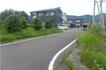西側前面道路（北西方向を撮影）